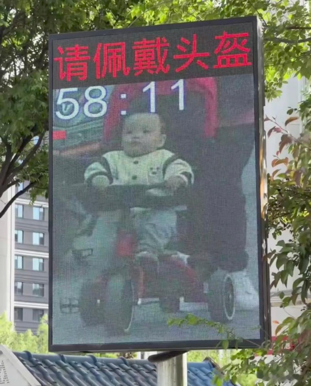 给行人投屏这玩意儿有啥意义？纯费电，都AI时代了，连个判断规则都没有，而且遵守交