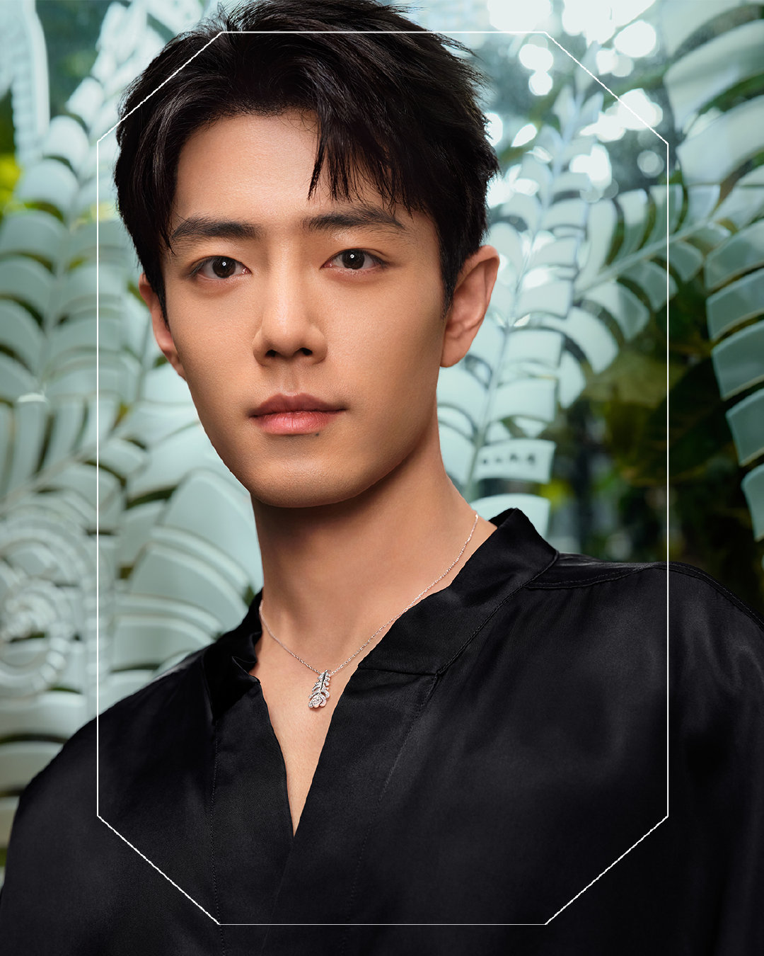 肖战｜演绎宝诗龙全新Plume de Paon孔雀羽毛项链，简简单单的一张海报，