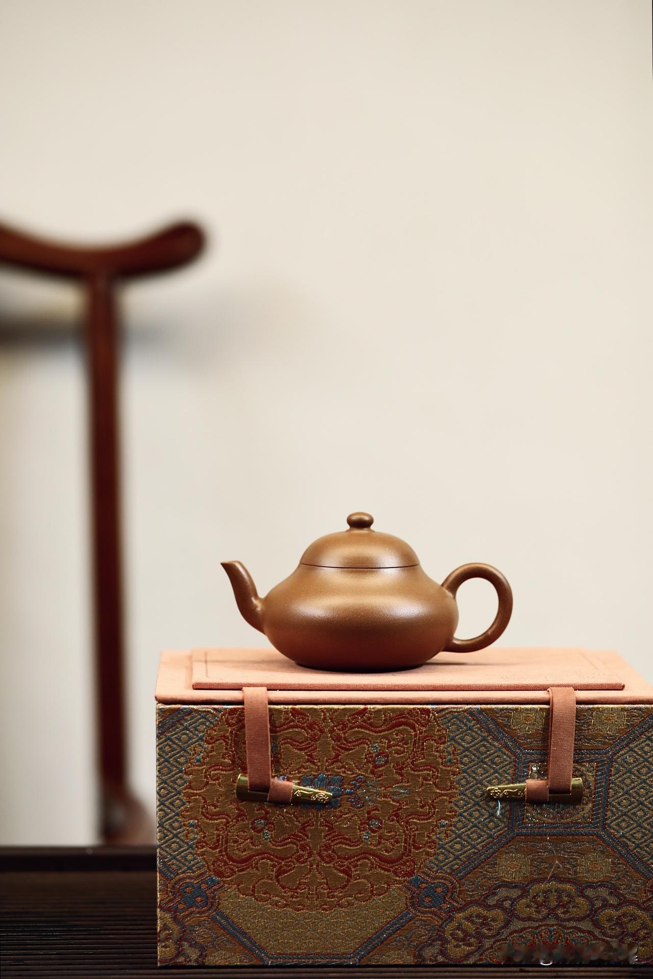 梨式丨全手工 |实力派小高货
容量180cc|玉成窑文人段
壶身仿若梨形，素雅清