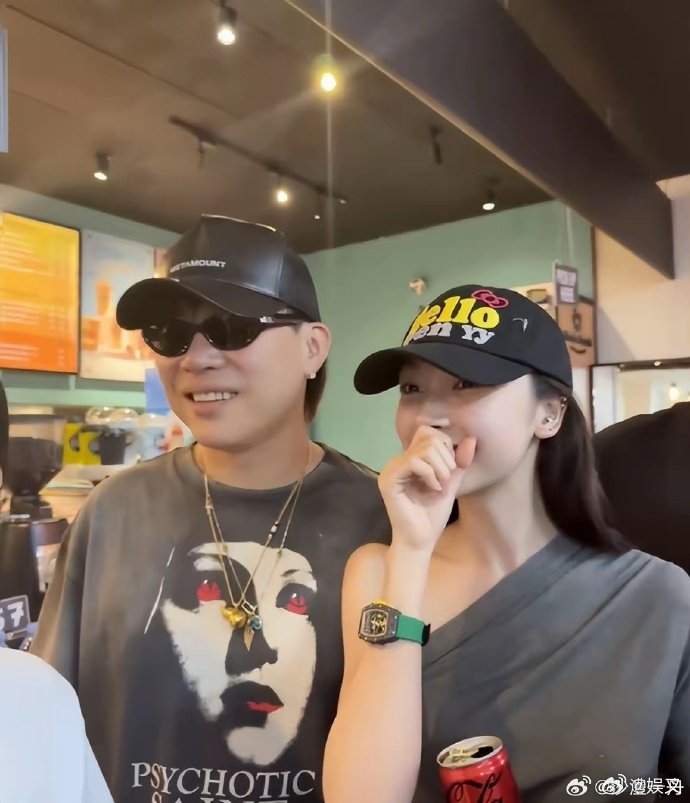 曝胡彦斌被骂后退粉丝群 胡彦斌最近可谓“两头不讨好”——与易梦玲的恋爱让不少粉丝