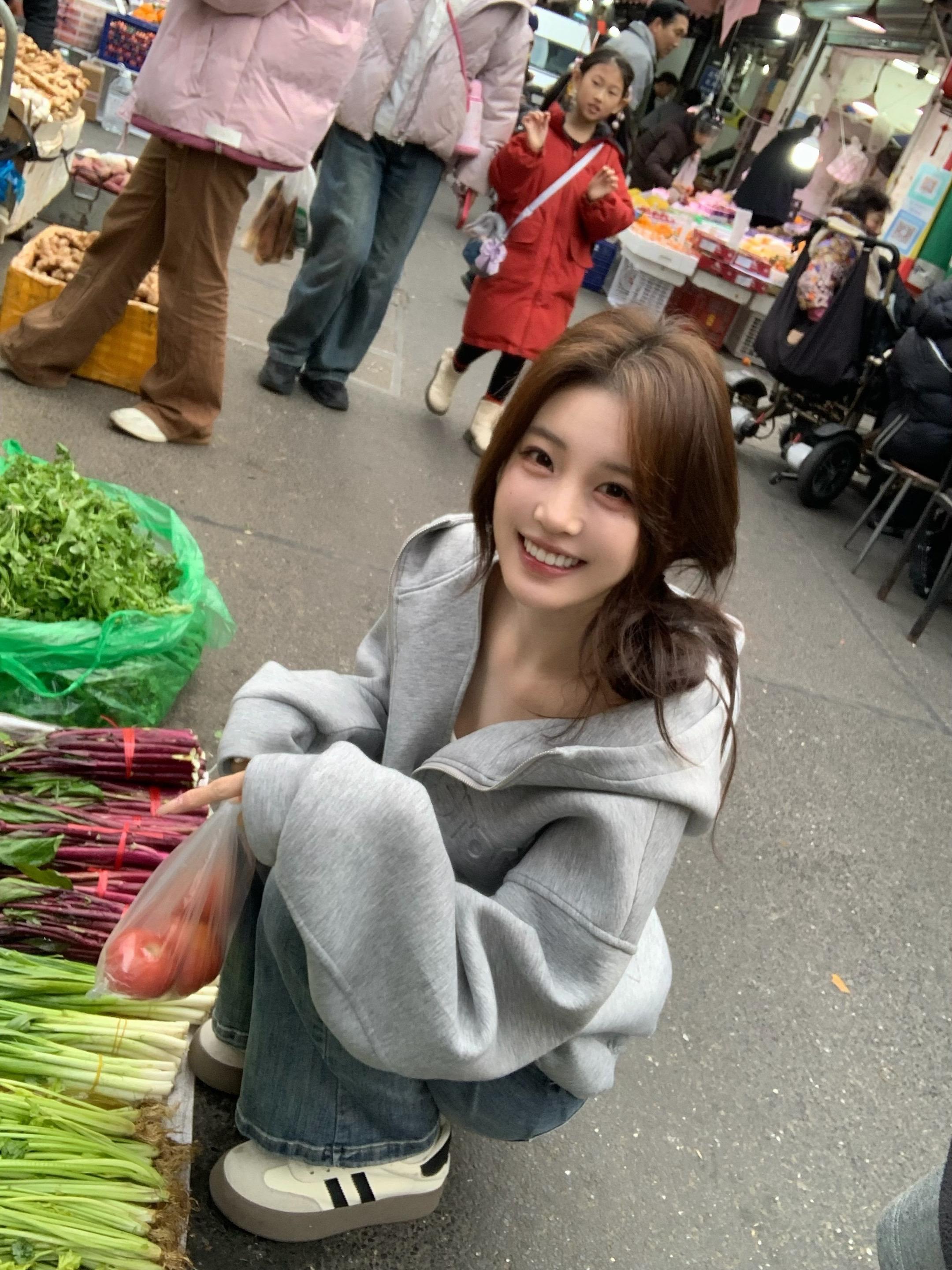 她的牙齿很整齐 笑起来也很可爱