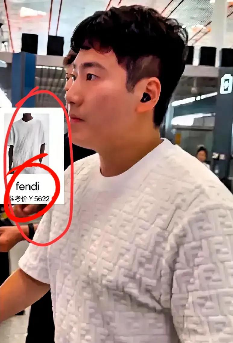 梁靖崑这衣服，槽点与期待并存？
 
最近大家都在吐槽梁靖崑穿的那件衣服，我也好奇