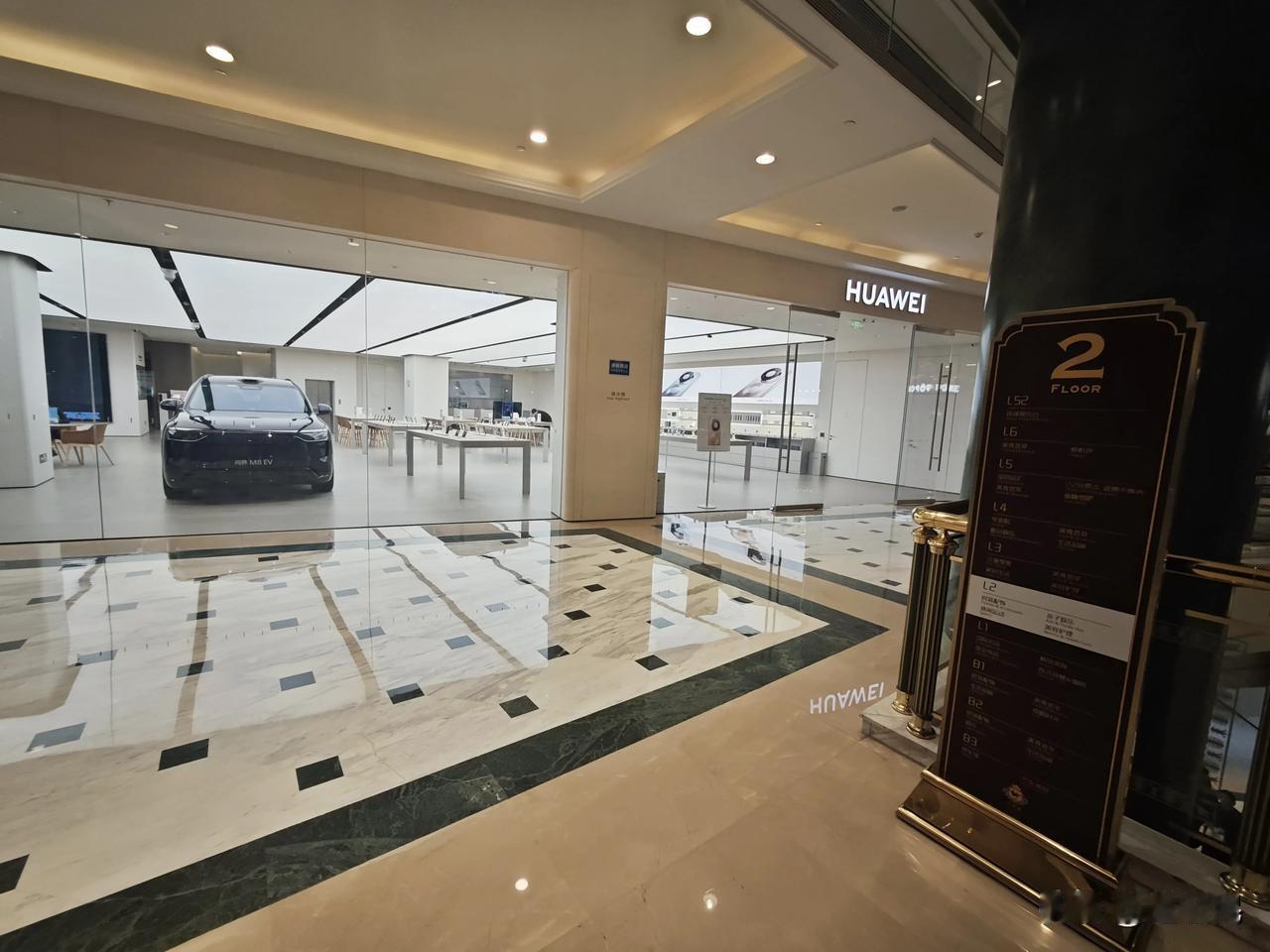 刚刚在上海环球港商场，看到2楼华为门店里，有几辆问界M8汽车，你猜猜这么大的车是