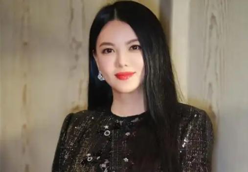 李湘账号全网锁死！禁止关注！
前脚在巴黎挥霍百万买包，后脚千万粉丝账号瞬间冰封.