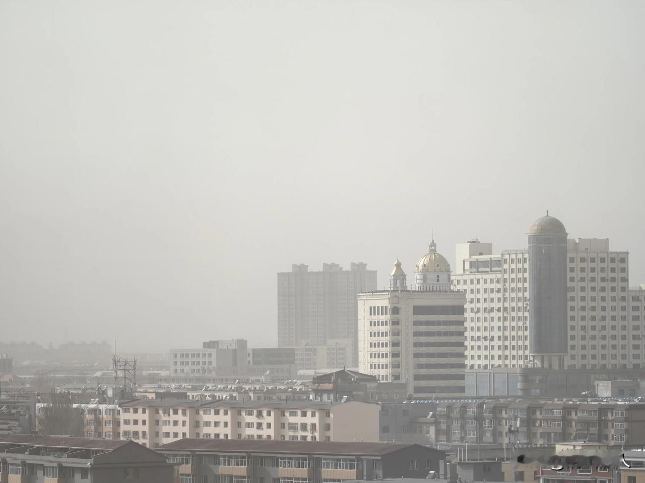同一个拍摄点，不同时期，沙尘让呼和浩特变成了“若梦若幻”。天际来风扬沙起，十里青