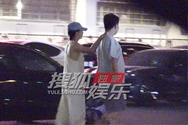 殷桃和男友吃完饭后一起回家 ​​​