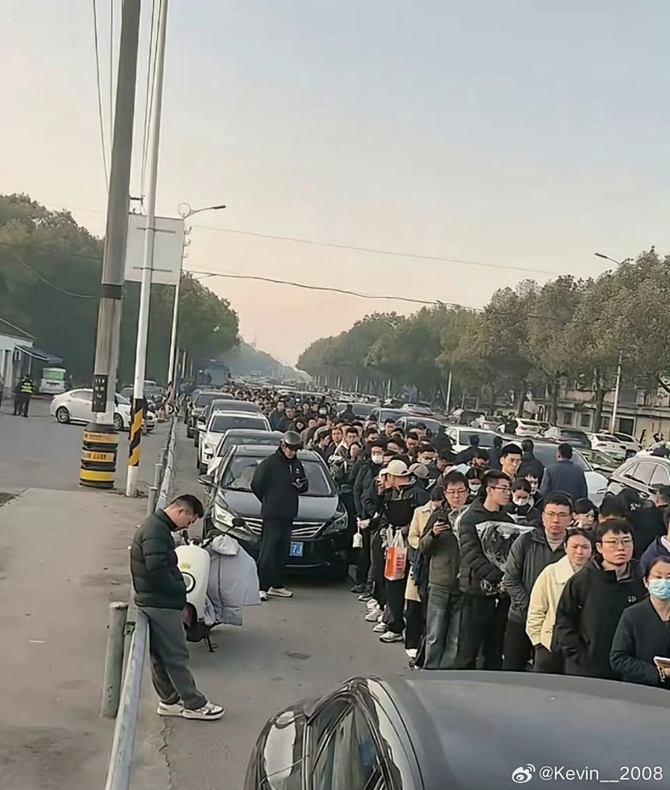 张雪峰追悼会：老百姓给了最好的评价，对社会有没有贡献，值不值得被尊重…那个口无遮