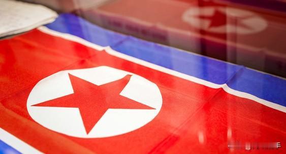 快看！国际时政头条消息！
朝鲜士兵越界进入韩国
朝鲜军人小组短暂越过韩朝军事分界