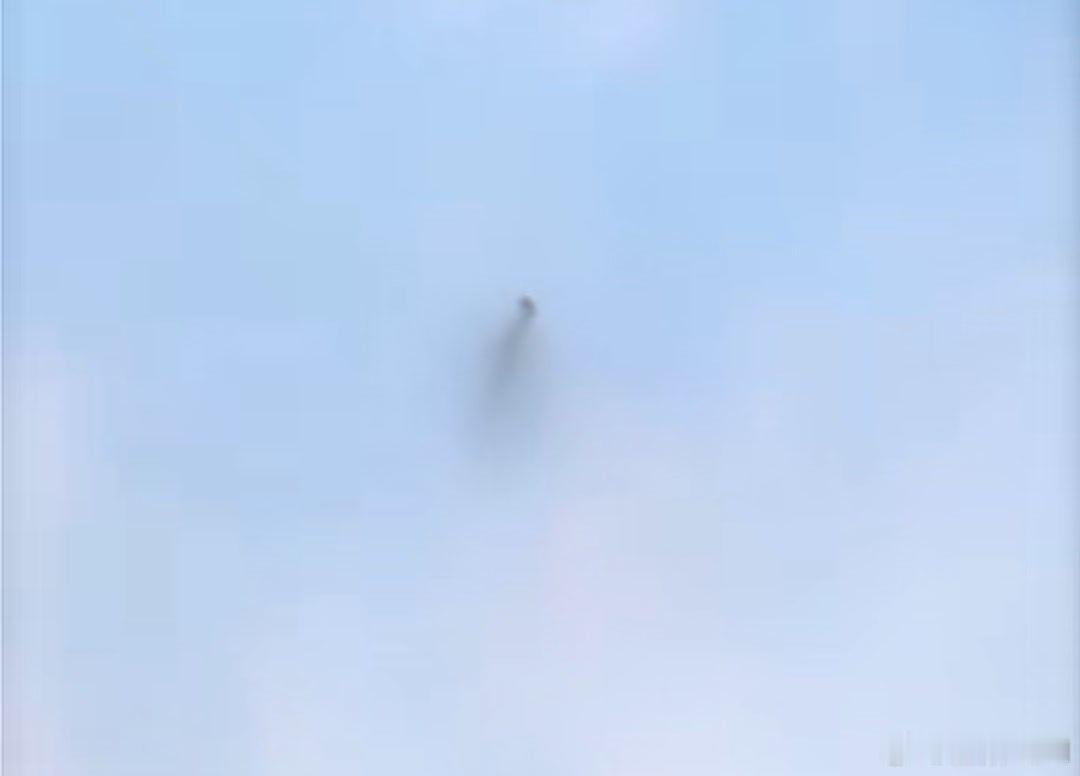 西安上空现不明物持续一小时后消失我觉得可能是七代机试飞，在西安发生太正常了！