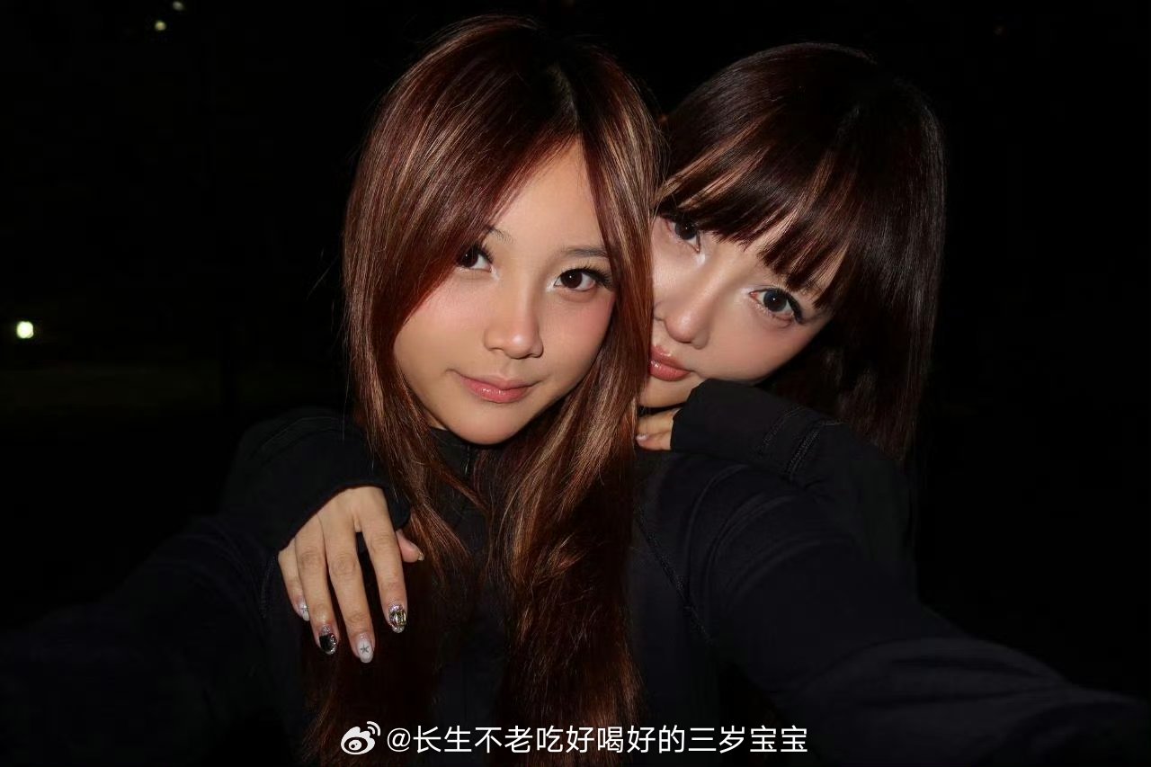 13岁甜馨好漂亮看着甜馨从小不点长成亭亭玉立的少女，真的感慨时光飞逝！和妈妈同框