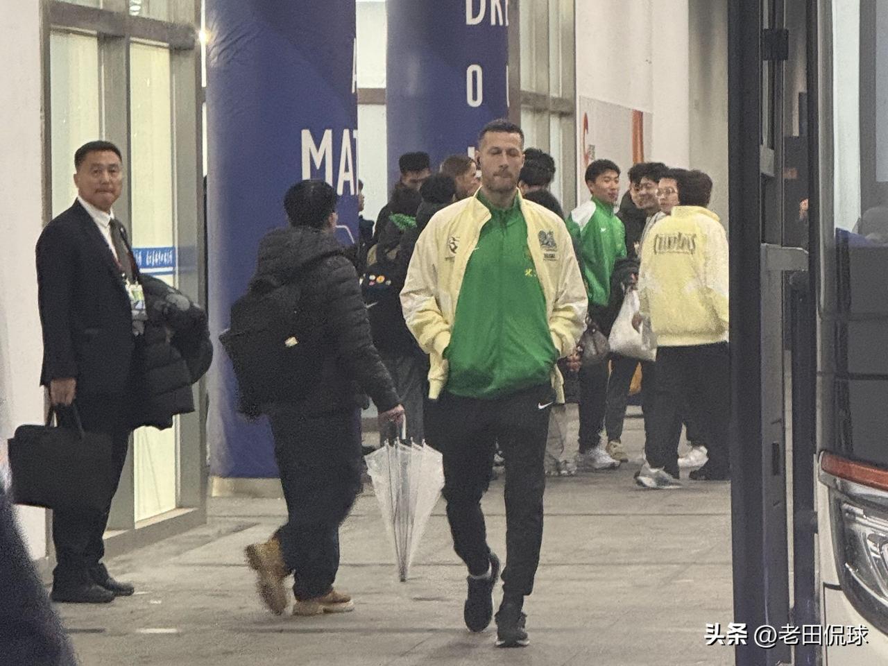 国安外援斯帕伊奇躺赢第二冠…根据超级杯现场照片显示，国安队内的第六外援斯帕伊奇也