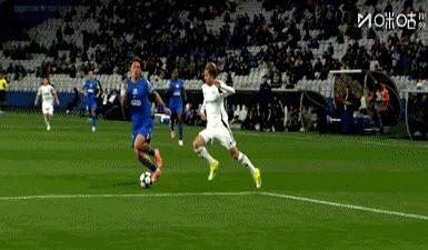 开场点球吹得那么脆，最后手球就当没看见。裁判用两种尺度吹完一场申花的生死战。
 