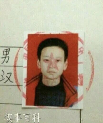看一次笑一次，是不是这位学生得罪过老师呀？要不然怎么盖个章盖这么标准的？

网友
