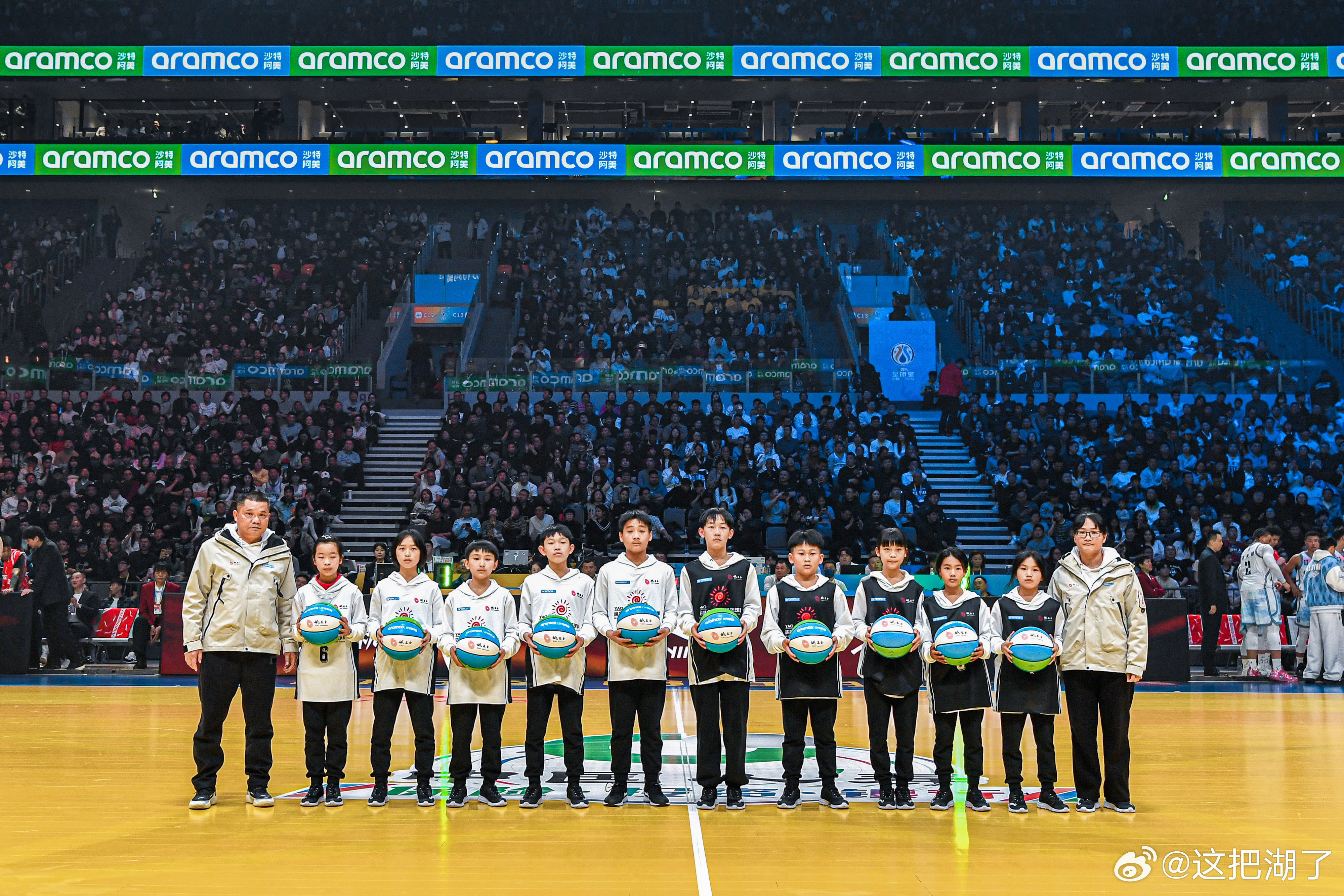 CBA 全明星赛火热开打中！现场展位的互动打卡区超有氛围，中场环节姚基金的孩子们