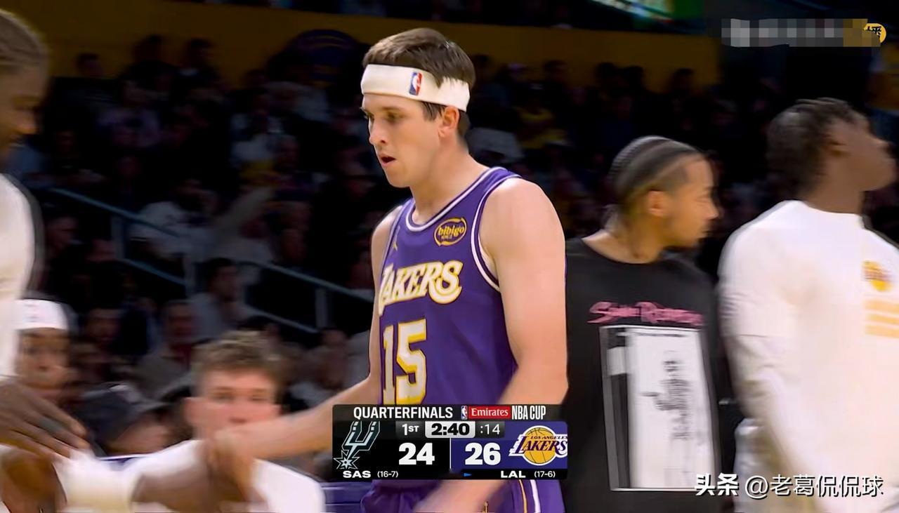 湖人三当家里弗斯真是黯淡无光！在今天湖人主场迎战马刺的比赛中，目前双方的上半场比