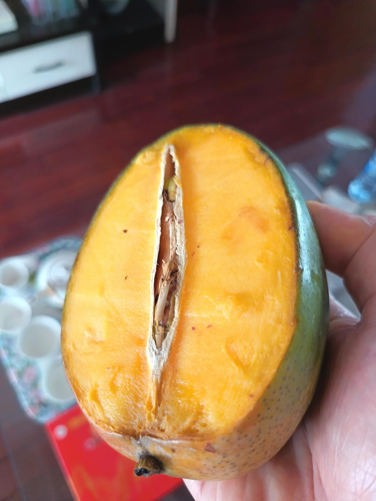 熟悉我的铁粉都知道，老王不太吃水果，准确的说吃的很少，或有选择性的吃一点点。
