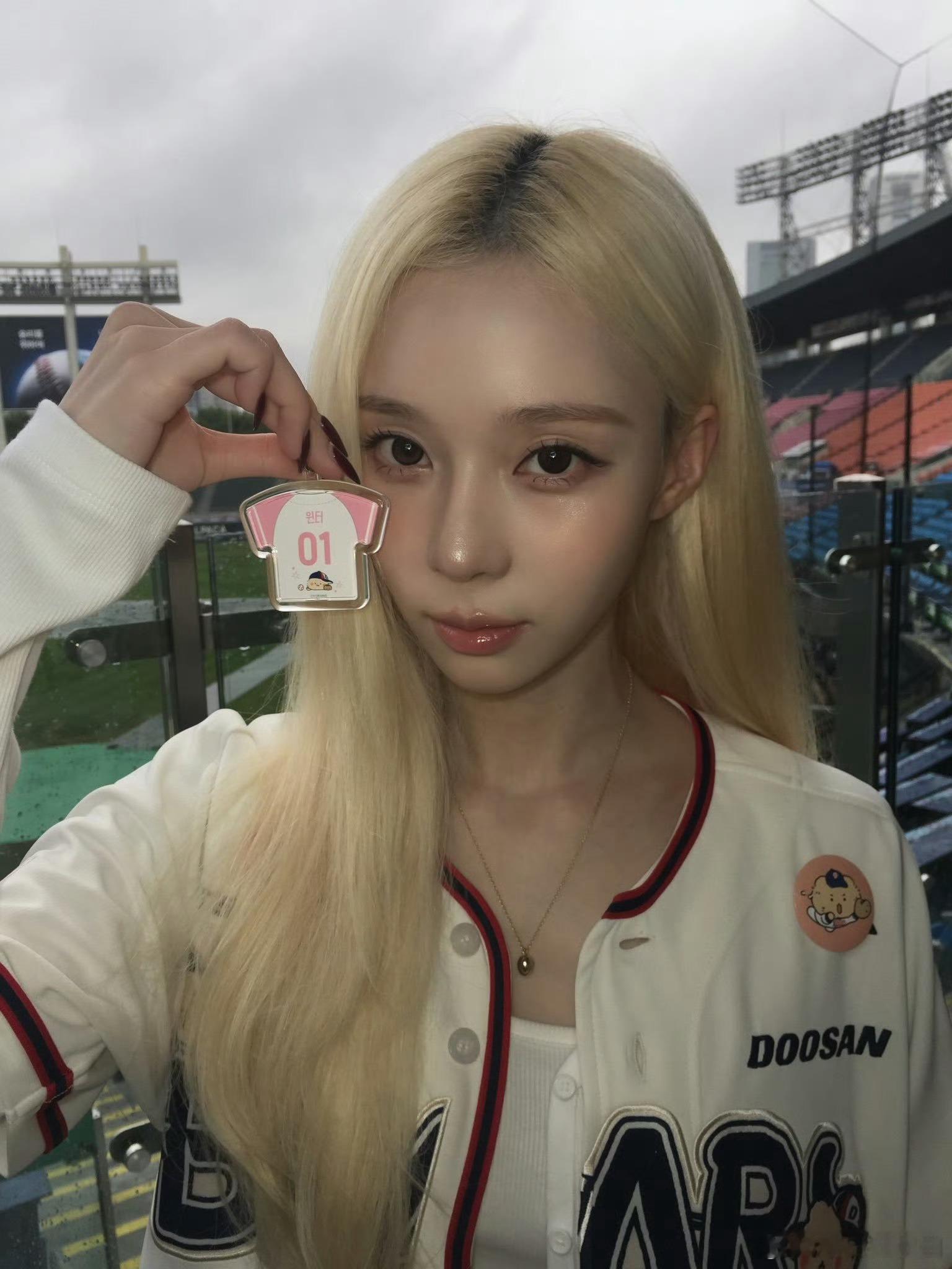 Jisoo陈都灵winter朴志效撞衫这个winter特别漂亮呀 ​​​