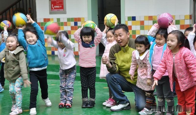 一个朋友以前是幼师
她跟我分享了一件事
大学刚毕业的时候实习
一个小朋友到幼儿园