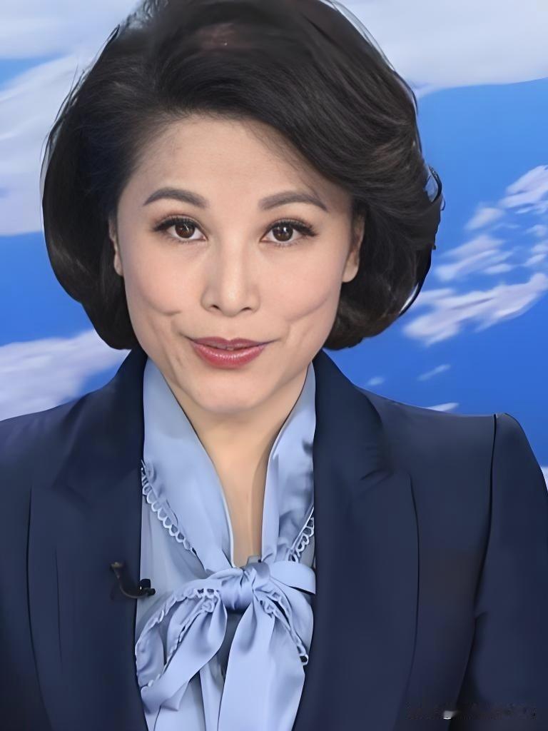 果欣禹端庄沉稳，专业功底扎实，曾以同名AI虚拟主播搭档惊艳主持人大赛舞台，如今在