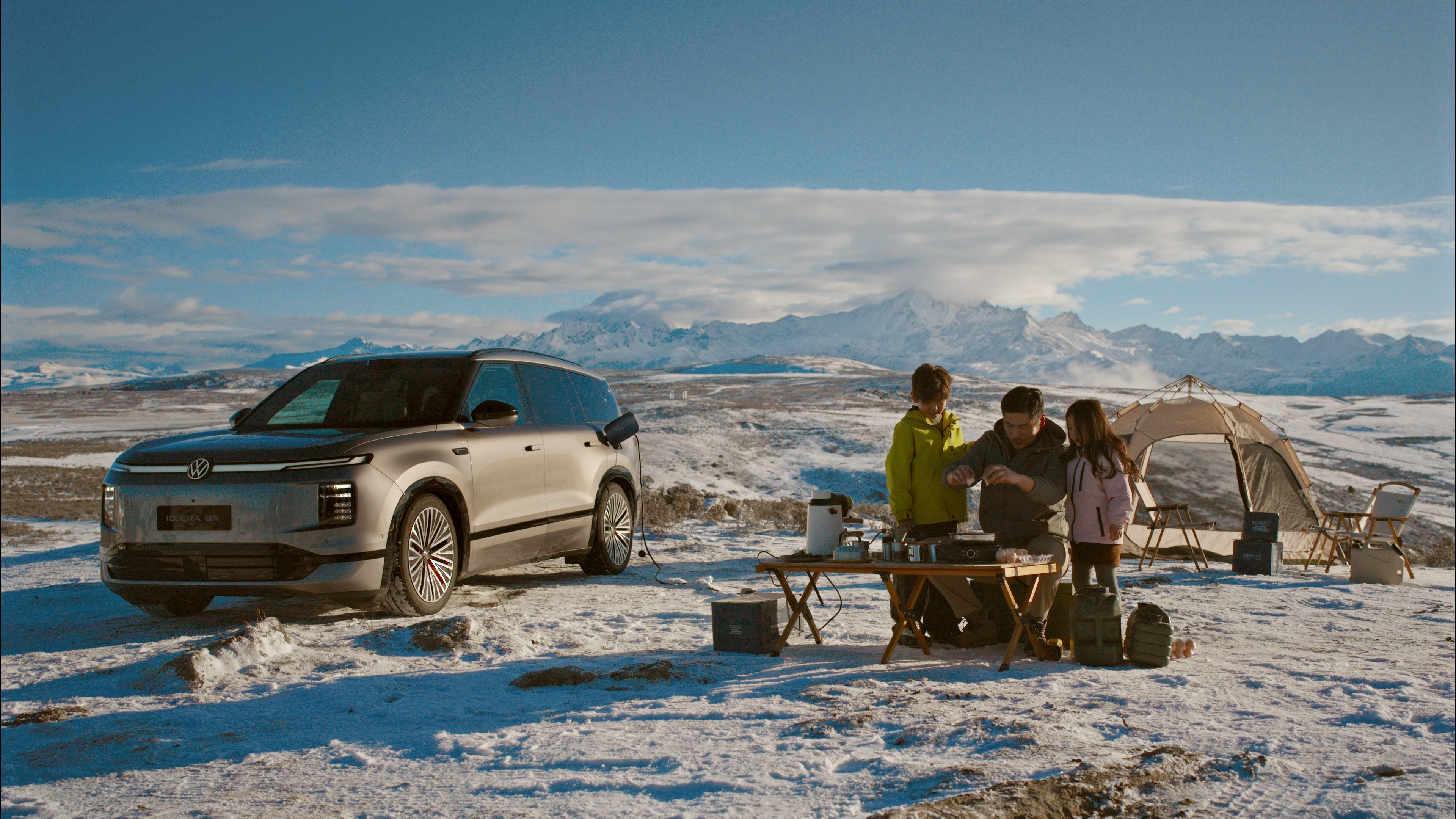 塑料袋在地上，传统辅助驾驶会急刹。但有的塑料袋是软的，直接开过去就好；有的是障碍