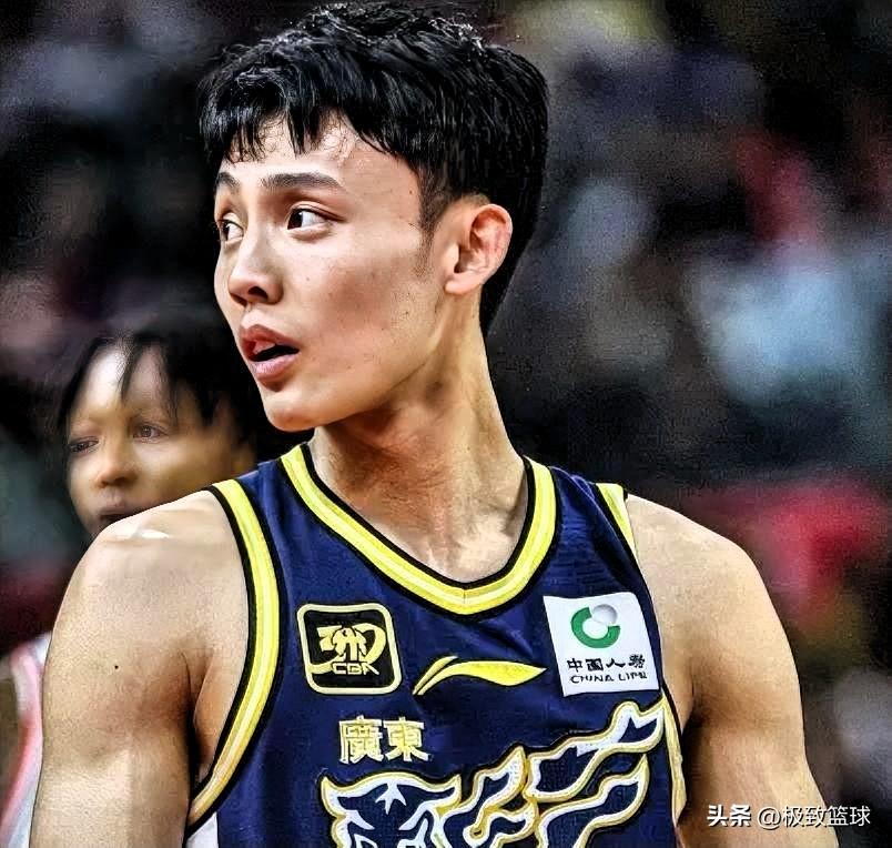 广东核心后卫徐杰真是太拉跨了！在今晚广东对阵辽宁的上半场比赛中，徐杰的表现让球迷
