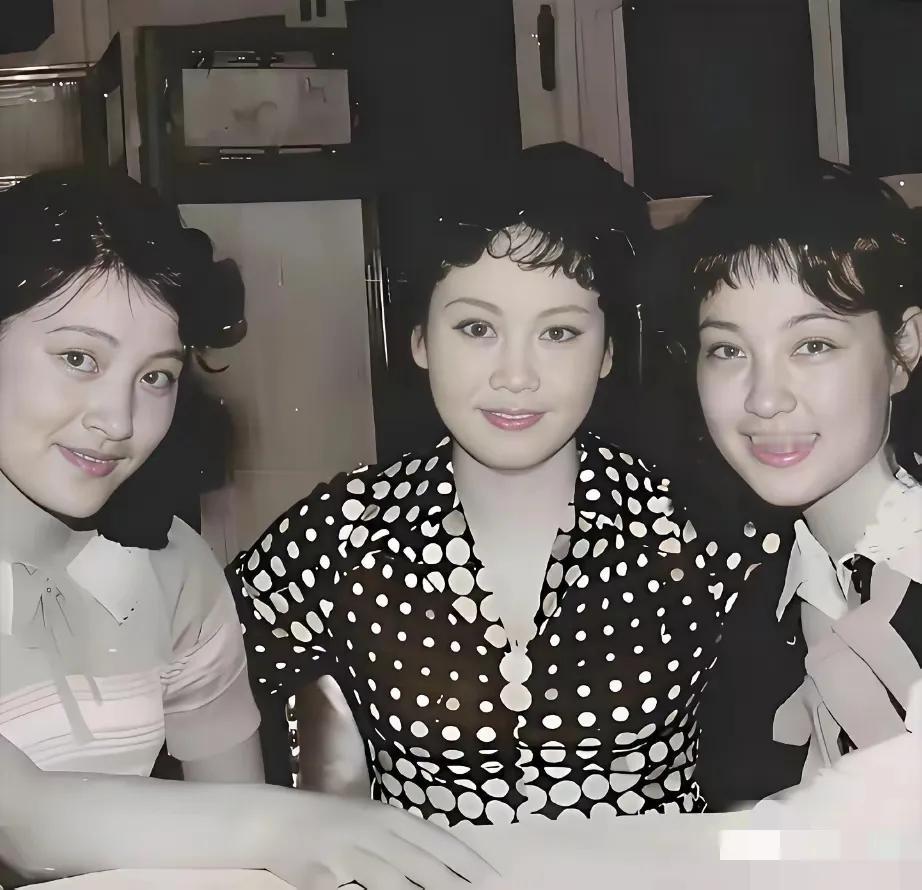 这是当年拍完《小花》后，陈冲和刘晓庆她们的合影。有人说中间这位女士是李谷一老师，