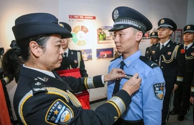 警号032078，重启了！这不仅仅是一个数字的复活，而是一位英雄父亲的传承。
鄂