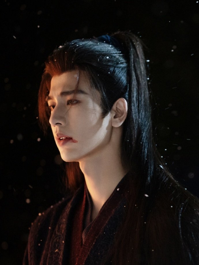 言正变回谢征以后拉高了锐化逐玉这一幕逐玉这一幕，谢征救宁娘，一句“世子又败了”爽