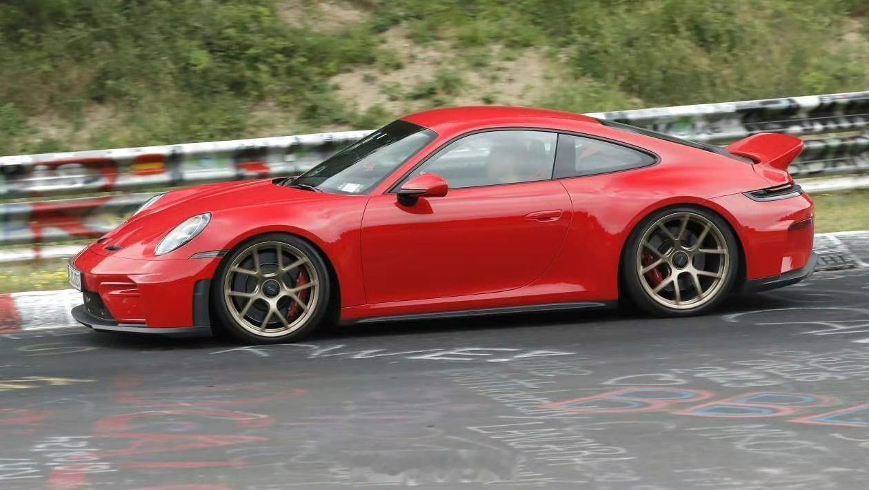 厉害的海外朋友拍到了疑似保时捷911 GT3特别版谍照，经典又复古的鸭尾是多少朋