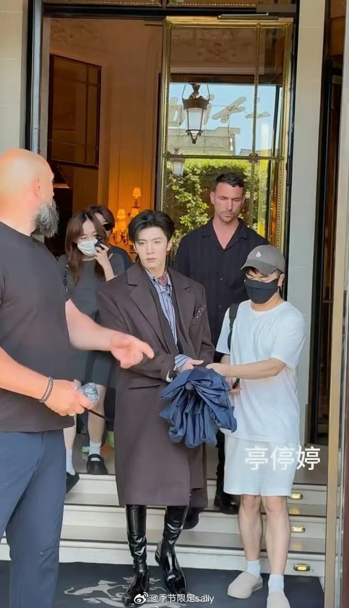 陈哲远巴黎时装周造型 长西装黑皮靴