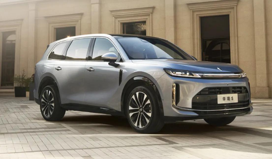 外观方面，新车大气稳重，贯穿式星环LED灯带搭配Z字形大灯组，辨识度拉满，平直舒