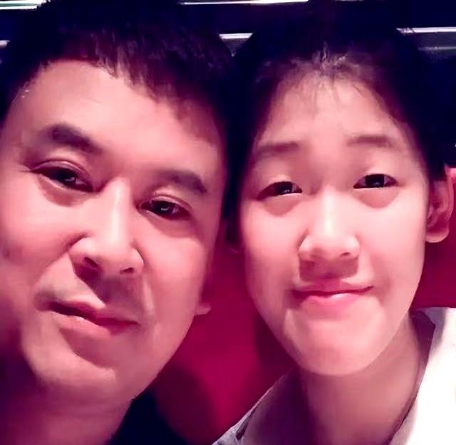 这是世联赛女排主攻选手李盈莹的父亲李军。
咱们拿她爸的下半张脸一比对，爷俩直接印