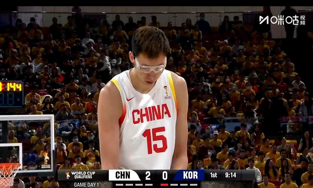 周琦的高度用不到点，他力量有明显进步，但不能太当奥尼尔吧？
 

周琦站在罚球线