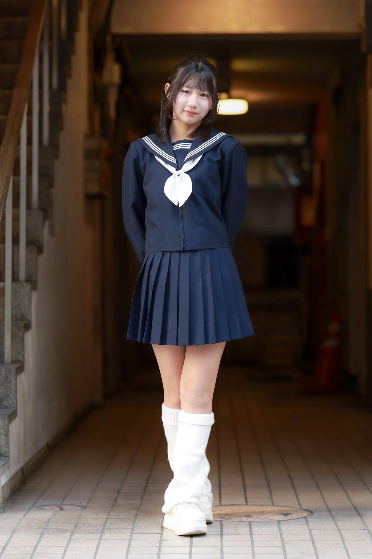 水袖拂风姿，少女步履轻