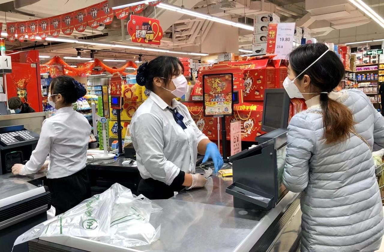 连超市女服务员都要报名参军打抗日战争，这说明什么？

昨天去一个超市买东西，在我