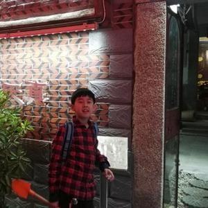 每月领8600块养老金的62岁老人，回家十年只能对着空荡荡的客厅和自己说话。
这