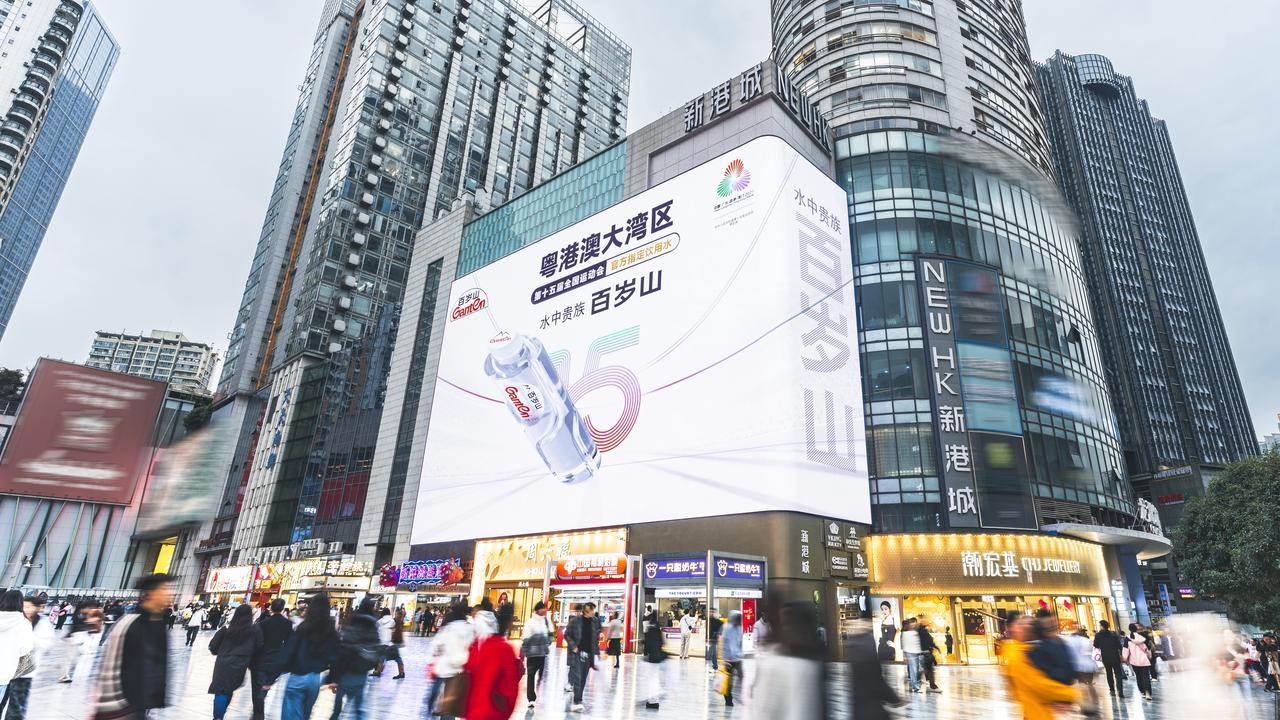 当“水中贵族”邂逅山城赛博朋克！十五运广告霸屏重庆潮流地标！作为第十五届全运会官