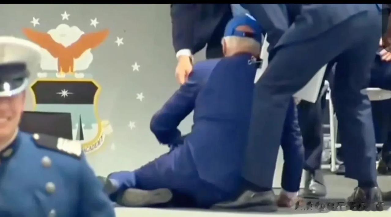 老拜在参加美国航空学院毕业典礼时，又摔倒了。
这次是被一个黑色塑料袋绊倒的，主办