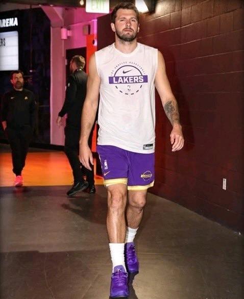 一个很有趣的数据对比：东契奇三月得分558 分；浓眉在独行侠的总得分587 分。