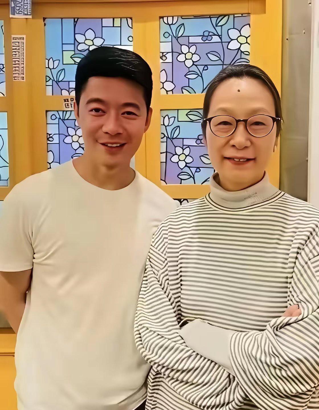 奚美娟独自抚养多年的儿子长大了，现在已经小有名气。

母子俩眉眼间惊人的相似，奚