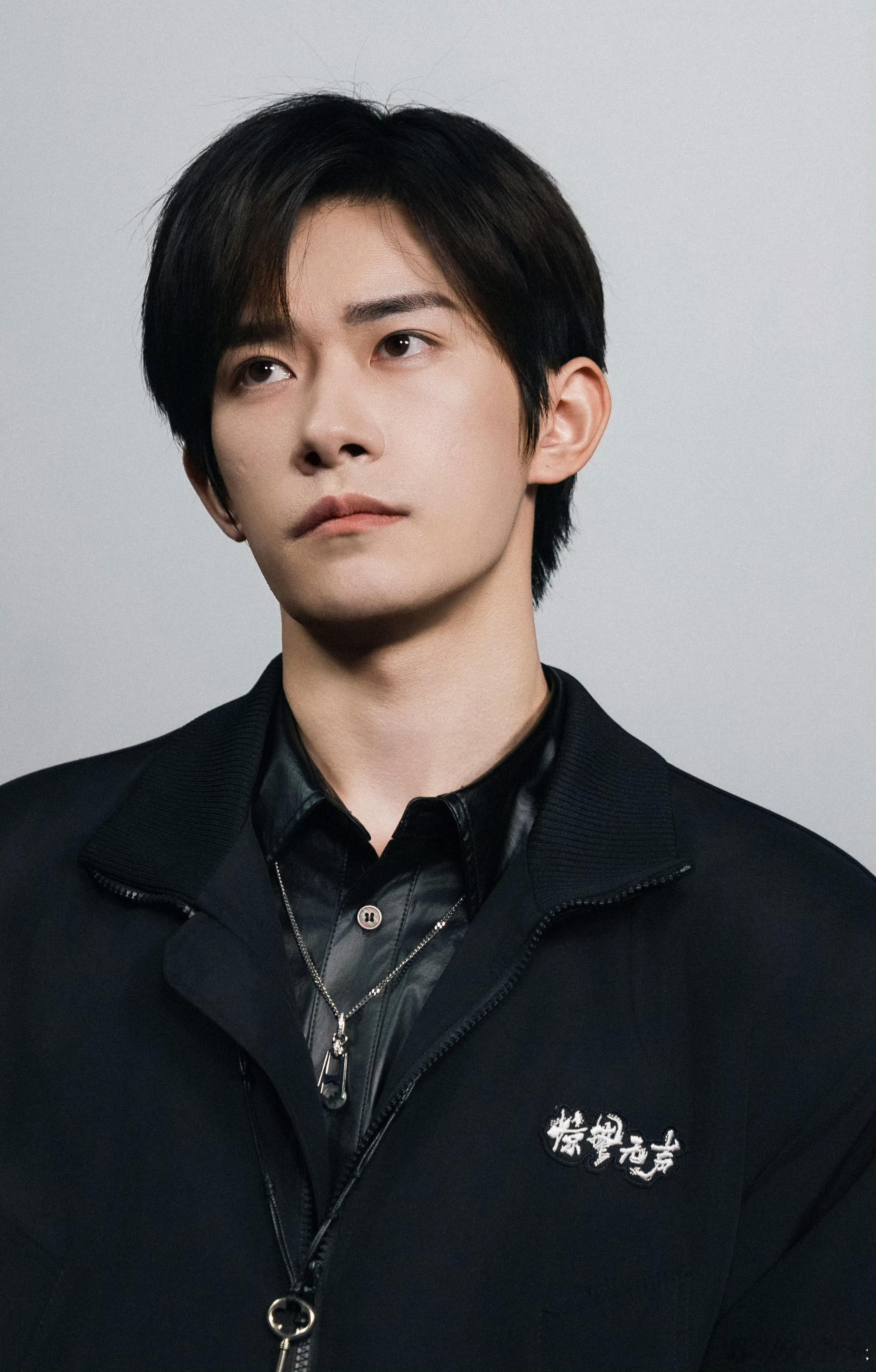 易烊千玺好正的一张脸谁能拒绝一身正气的严迪警官，易烊千玺轮廓分明气质沉稳，眼神有