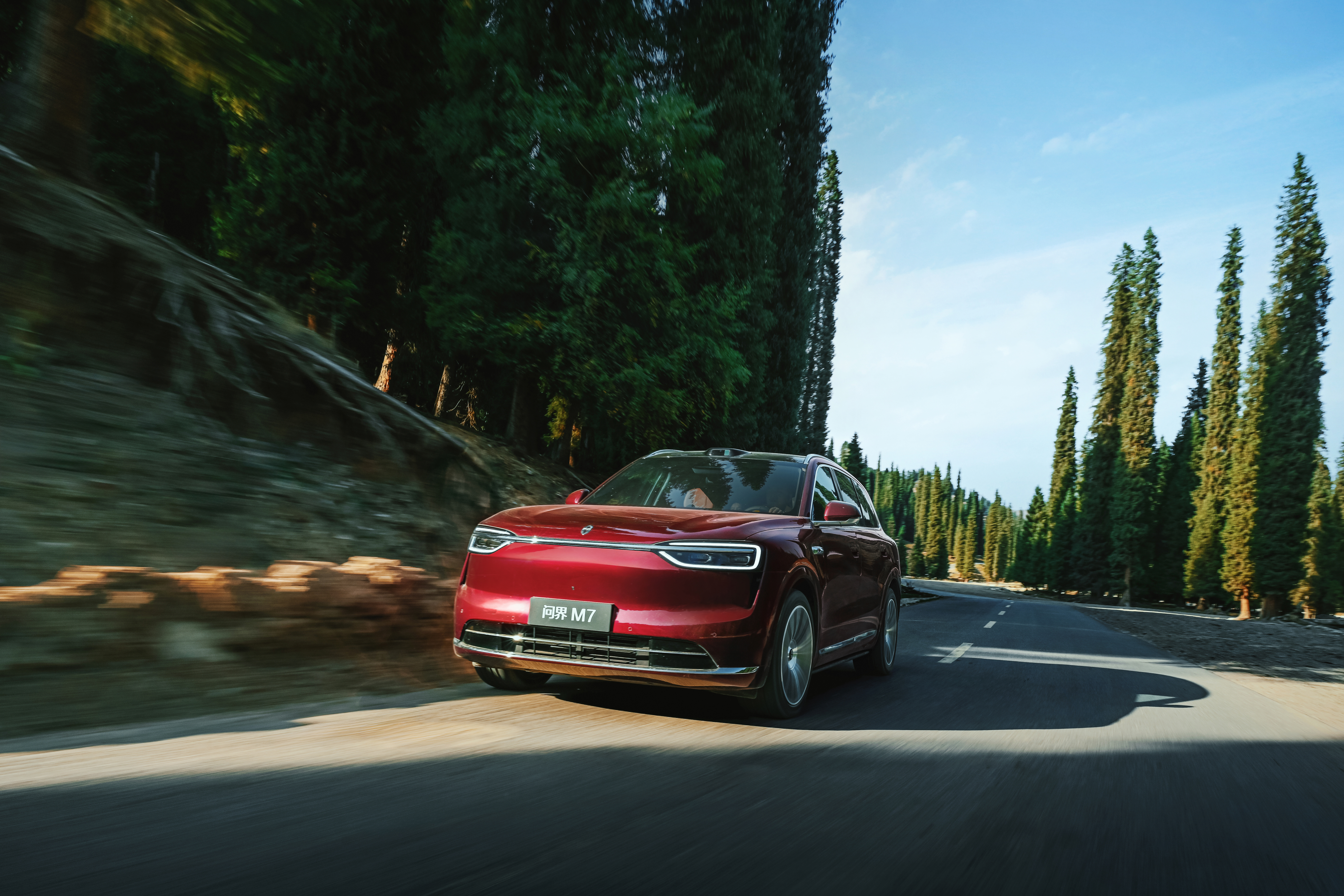 全新问界M7交付突破10万台问界款款是爆款啊，俨然将汽车从单纯交通工具变成了一个