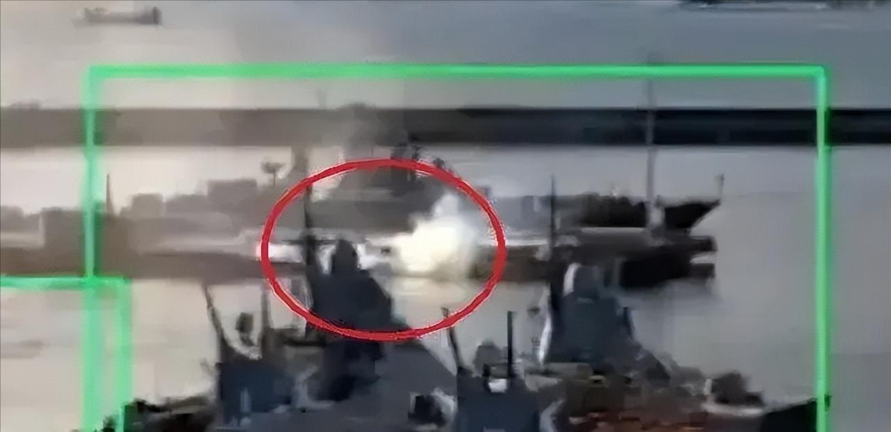 乌克兰无人艇偷袭潜艇，官方沉默引质疑，军港异动露端倪。
乌克兰安全局称他们用新型