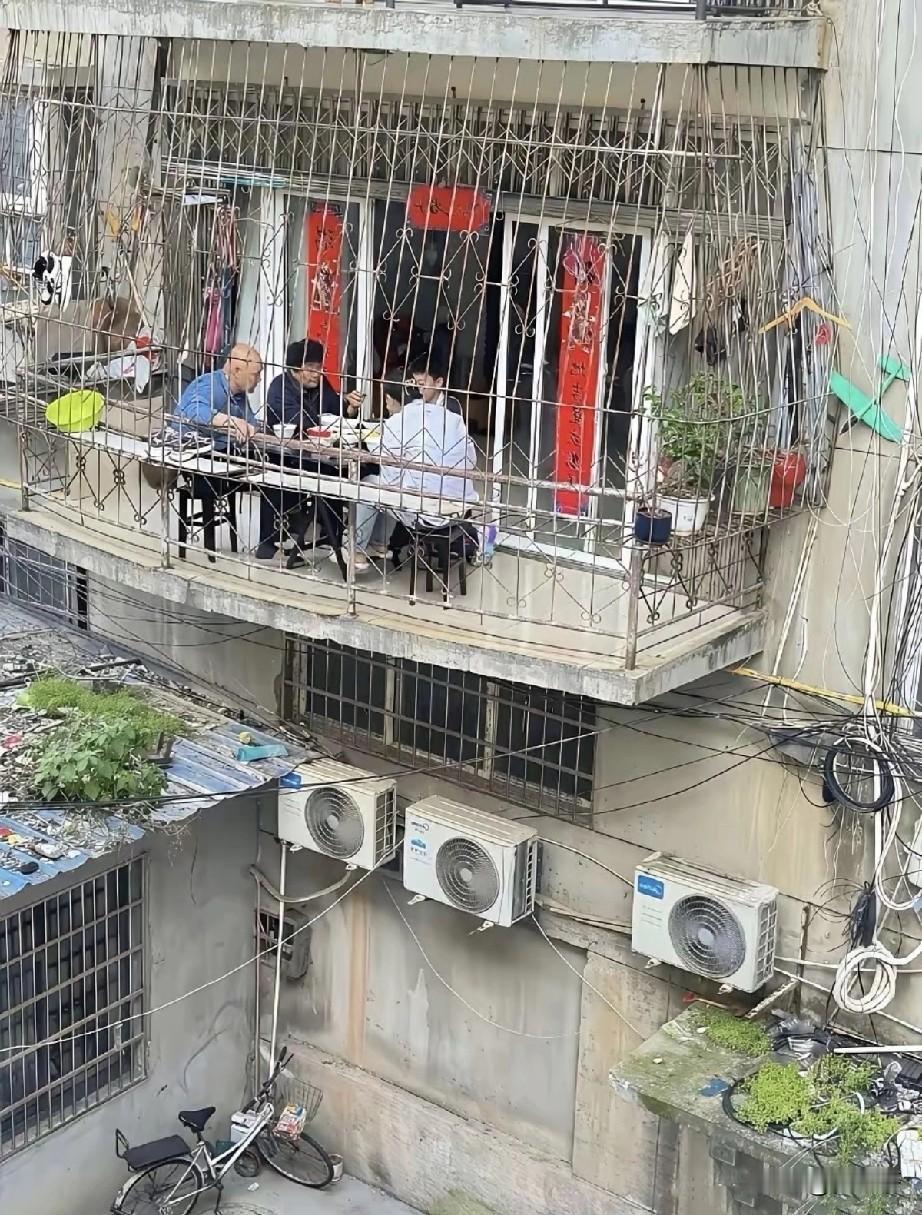 不懂就问，阳台这样安不安全？