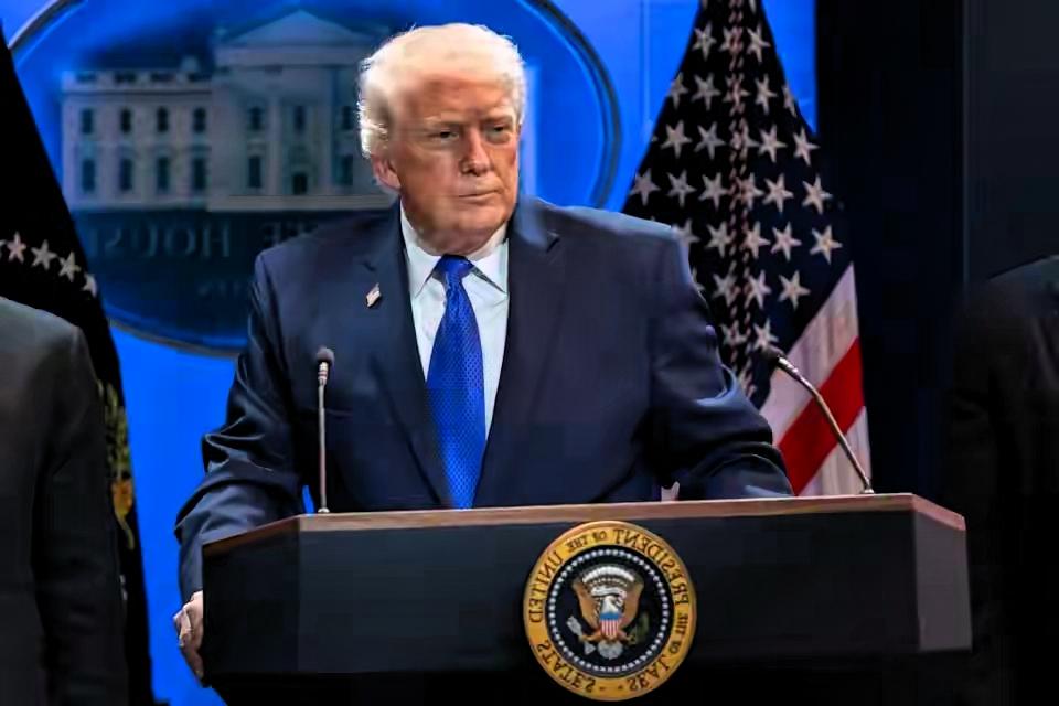 特朗普这回真把“狼来了”喊到了美国自家门口！

伊朗的导弹真能飞到美国本土？这听