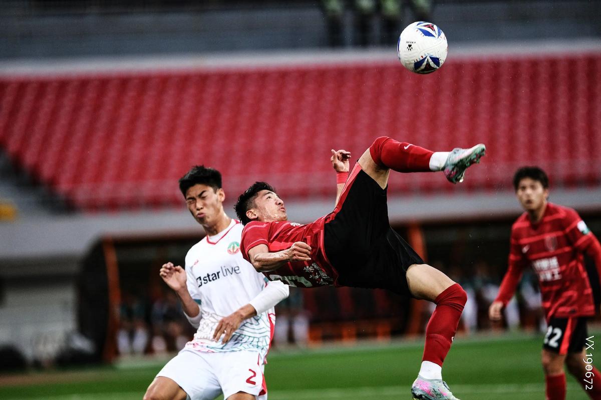 成都蓉城今年夺不了冠，明年更没戏。
一是明年北京国安、山东泰山重新崛起，争冠军团