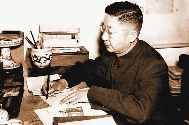 老舍的读书方法：第一，我读书没系统。借着什么，买着什么，遇着什么，就读什么。不懂