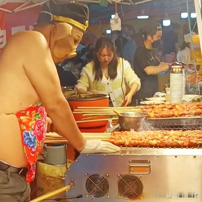 发现一个奇怪的现象，去逛庙会，进庙烧香的人，远没有在庙会上品美食的人多。

过去