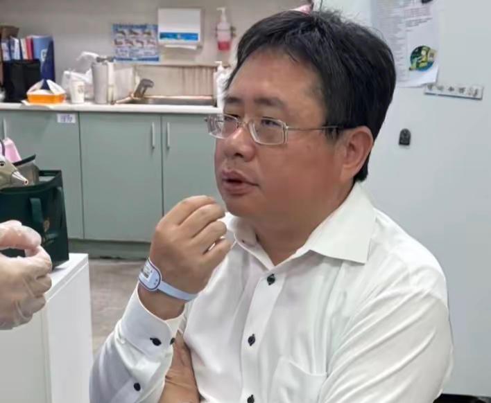 这位日本籍“台独”分子被揍了一拳

今日台中一场活动闹出冲突，常年在台湾媒体抹黑