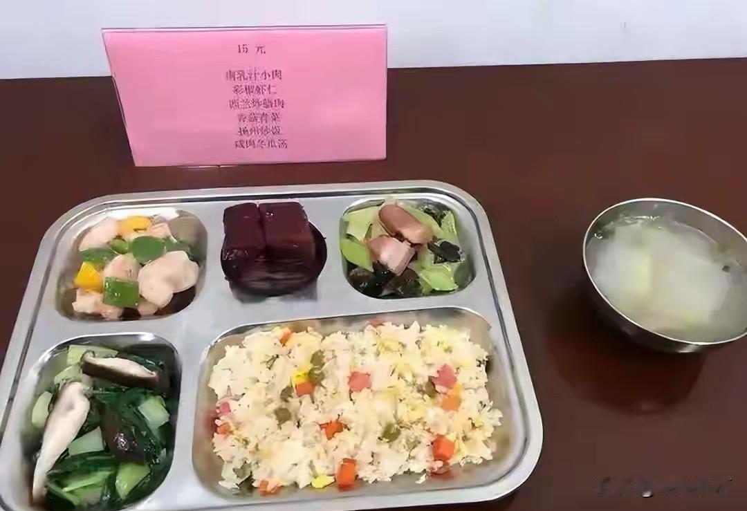 上海臭午餐事件已经立案调查
前几日多名上海学生家长向媒体实名反映，学校饭菜有臭味